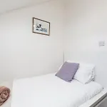 Stylish & Cosy 2-bed In Vibrant Oakwood! Apartment