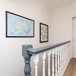 Stylish & Cosy 2-bed In Vibrant Oakwood! Apartment *