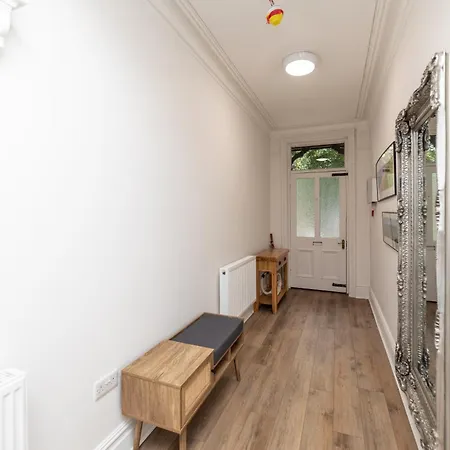 Stylish & Cosy 2-bed In Vibrant Oakwood! 리즈