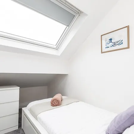 Stylish & Cosy 2-bed In Vibrant Oakwood!