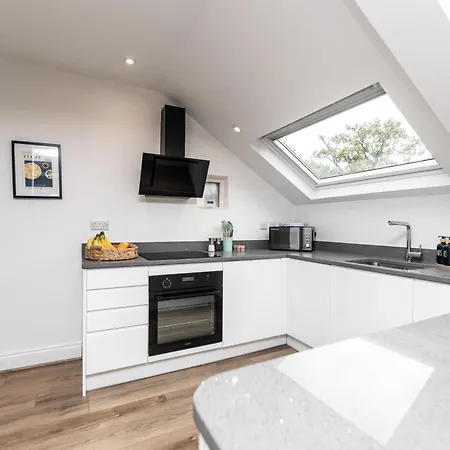 Stylish & Cosy 2-bed In Vibrant Oakwood! *