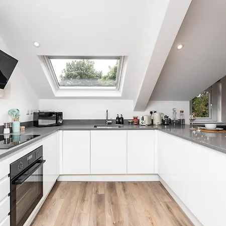 Stylish & Cosy 2-bed In Vibrant Oakwood!