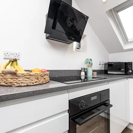 Stylish & Cosy 2-bed In Vibrant Oakwood! 아파트