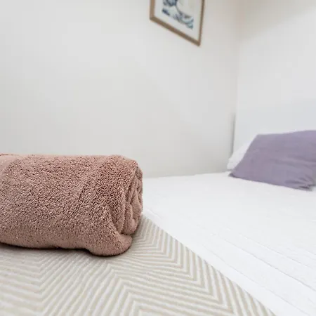 아파트 Stylish & Cosy 2-bed In Vibrant Oakwood!