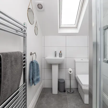 Stylish & Cosy 2-bed In Vibrant Oakwood! 아파트 리즈