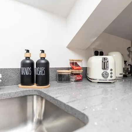 Stylish & Cosy 2-bed In Vibrant Oakwood! 리즈