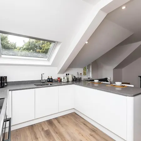 Stylish & Cosy 2-bed In Vibrant Oakwood! * Leeds (West Yorkshire)