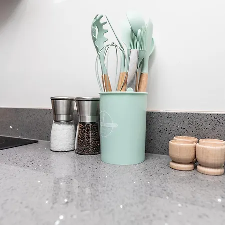 Stylish & Cosy 2-bed In Vibrant Oakwood! 아파트