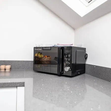 Apartment Stylish & Cosy 2-bed In Vibrant Oakwood!