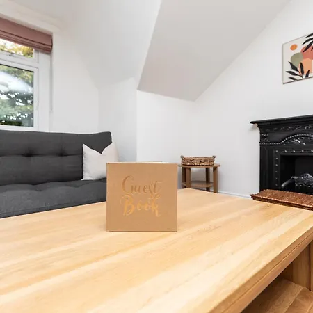 Apartment Stylish & Cosy 2-bed In Vibrant Oakwood!