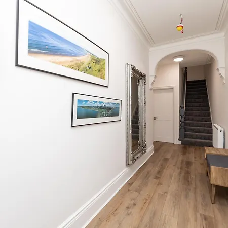 Stylish & Cosy 2-bed In Vibrant Oakwood! * 利兹