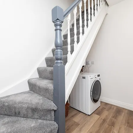 Stylish & Cosy 2-bed In Vibrant Oakwood! *