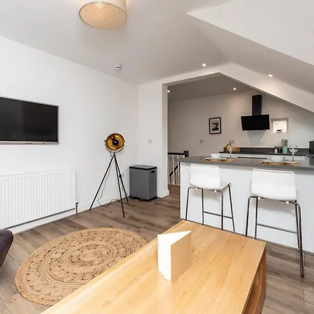 Stylish & Cosy 2-bed In Vibrant Oakwood! 아파트