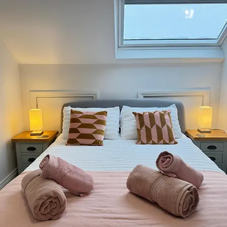 Stylish & Cosy 2-bed In Vibrant Oakwood! 아파트 *