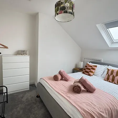 Stylish & Cosy 2-bed In Vibrant Oakwood!