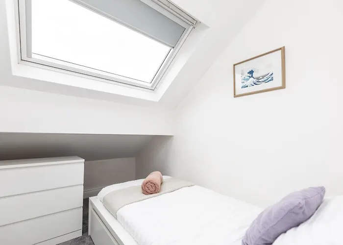 Stylish & Cosy 2-bed In Vibrant Oakwood!