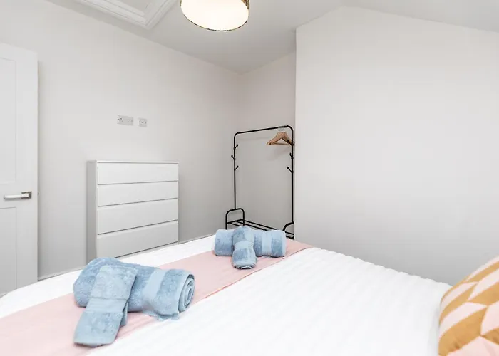 Apartment Stylish & Cosy 2-bed In Vibrant Oakwood!