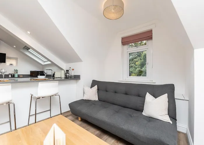 Stylish & Cosy 2-bed In Vibrant Oakwood! Apartment *