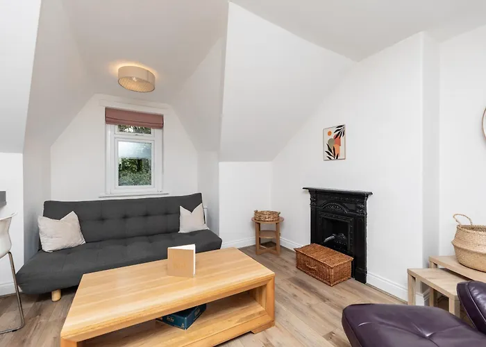 Stylish & Cosy 2-bed In Vibrant Oakwood! * Leeds (West Yorkshire)