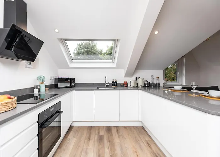 Stylish & Cosy 2-bed In Vibrant Oakwood!