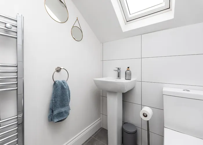 Stylish & Cosy 2-bed In Vibrant Oakwood!