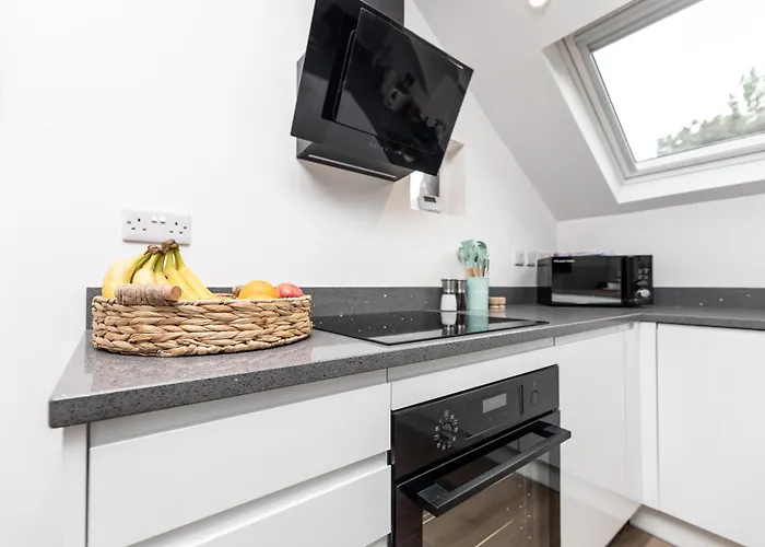 Stylish & Cosy 2-bed In Vibrant Oakwood! Apartment