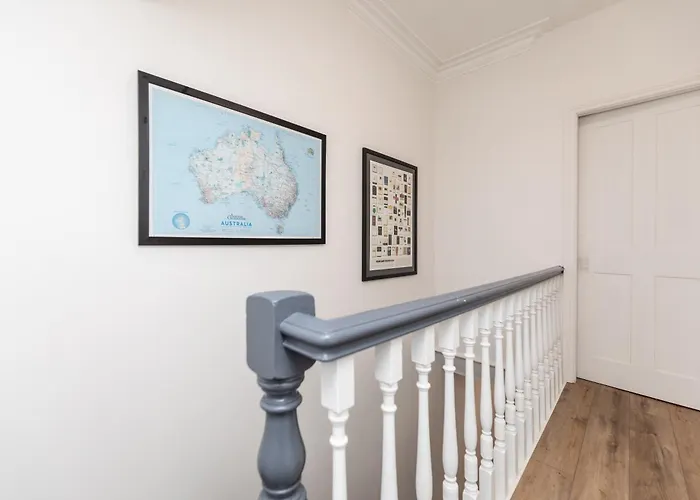 Stylish & Cosy 2-bed In Vibrant Oakwood! Apartment *