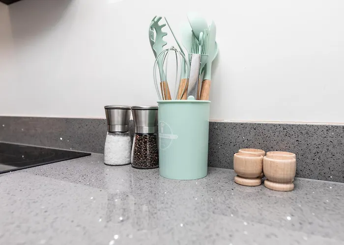 Stylish & Cosy 2-bed In Vibrant Oakwood! Apartment