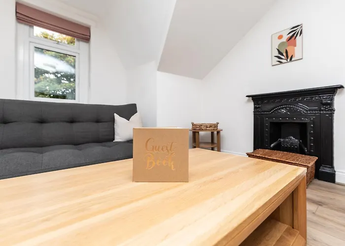 Apartment Stylish & Cosy 2-bed In Vibrant Oakwood!