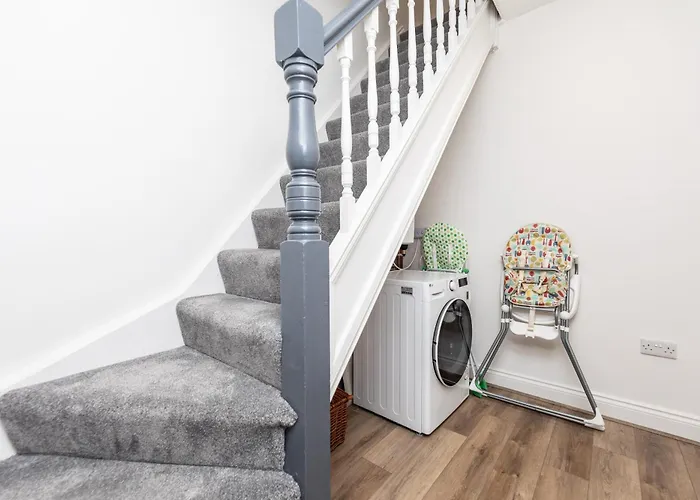 Stylish & Cosy 2-bed In Vibrant Oakwood! *