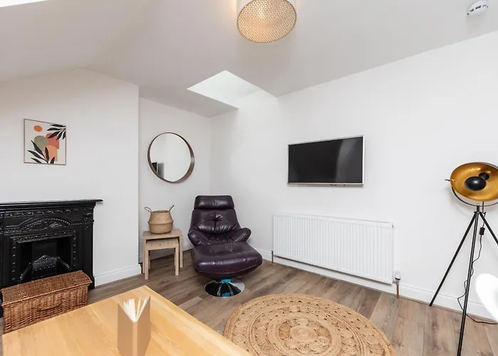 Stylish & Cosy 2-bed In Vibrant Oakwood! 利兹