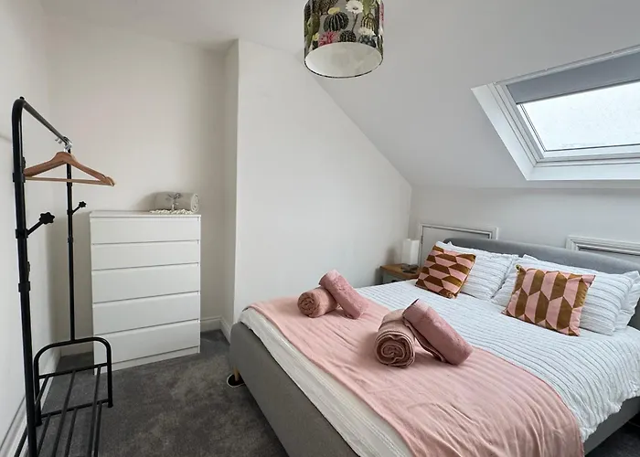 Stylish & Cosy 2-bed In Vibrant Oakwood!