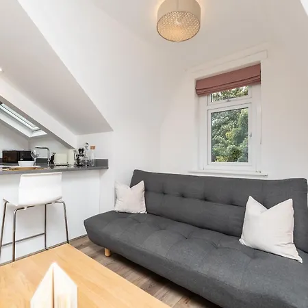 Stylish & Cosy 2-bed In Vibrant Oakwood! Daire *