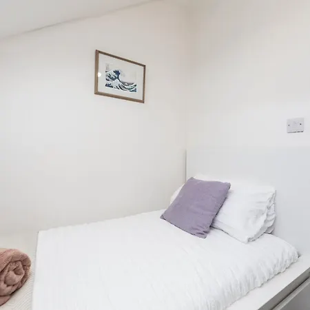 Stylish & Cosy 2-bed In Vibrant Oakwood! شقة
