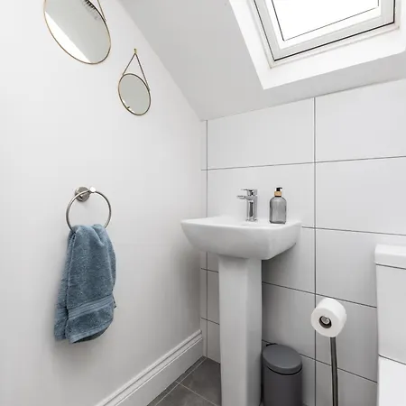 Stylish & Cosy 2-bed In Vibrant Oakwood!