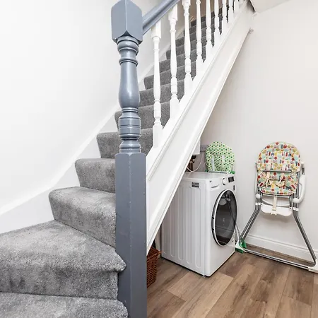 Stylish & Cosy 2-bed In Vibrant Oakwood! *