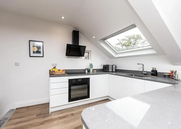 Stylish & Cosy 2-bed In Vibrant Oakwood! *