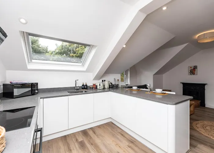 Stylish & Cosy 2-bed In Vibrant Oakwood! * リーズ