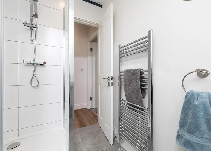 Stylish & Cosy 2-bed In Vibrant Oakwood! リーズ