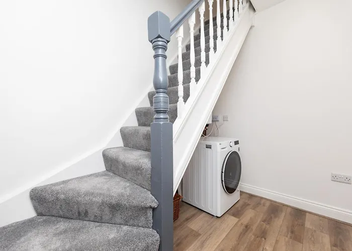 Stylish & Cosy 2-bed In Vibrant Oakwood! *