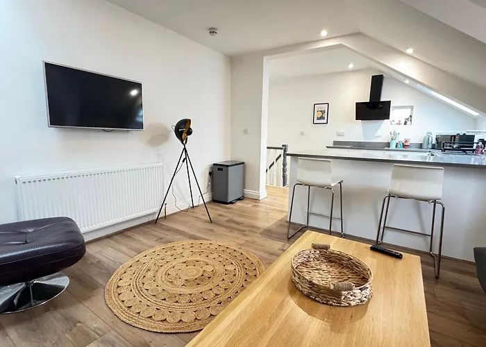 Stylish & Cosy 2-bed In Vibrant Oakwood! リーズ